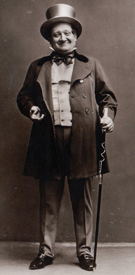 Sepia postcard photograph of Franz Glawatsch (in costume for Das Dreimdelhaus)